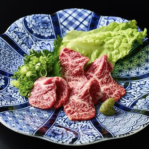 【数量限定メニュー：和牛ハラミ刺し】新鮮牛の逸品料理や希少部位も豊富にご用意しております。