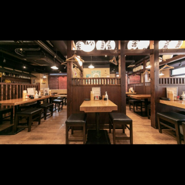 A Japanese space with a calming atmosphere and the warmth of wood.In addition to counter seats that you can use casually even if you are alone, the restaurant also offers table seats where you can relax and unwind.It's perfect for a quick drink after work, a meal with family and friends, or any other occasion.