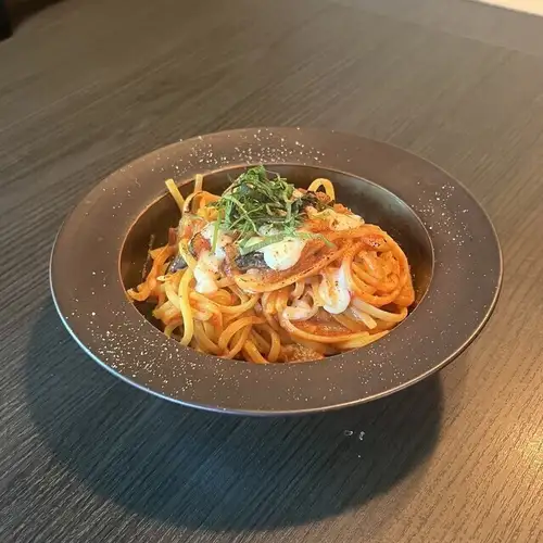 窯焼き茄子と南高梅のアラビアータ 水牛モッツァレラ添え