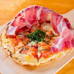 Pizza La Basara: Margherita pizza with prosciutto arch and shiso (approx. 20cm)