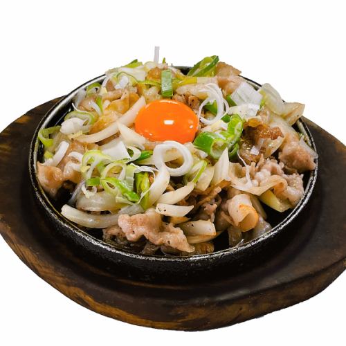 Stir-fried pork with salt and green onions on a hot plate (single item)