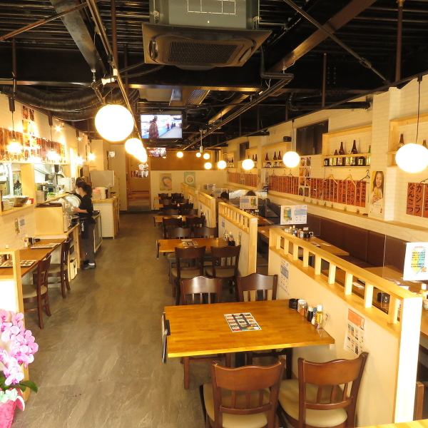 広々とした明るい店内でt直しくお食事いただけます！ご家族、ご友人と様々なシーンでご利用できるよう豊富なメニューを取り揃えております♪※こちらは系列店になります。