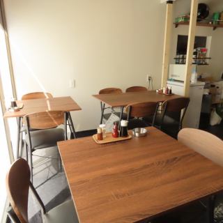 2名様用テーブル席を2卓、4名様用テーブル席を1卓ご用意しております。また、複数卓を一緒にご利用も可能なので、少人数～中人数でご利用いただけます！