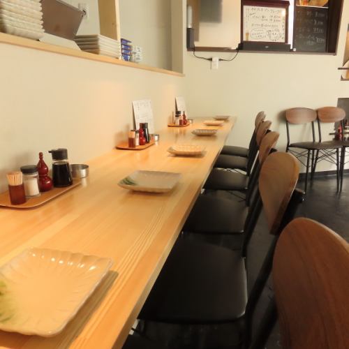 お一人様のご利用に最適なカウンター席を、6卓ご用意しております。しっぽりとおくつろぎいただけるお席で、サク飯・サク飲みも大歓迎です！