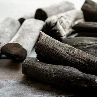 炭火でじっくり焼き上げるジューシーな焼き鳥