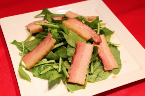 Raw spinach and bacon salad