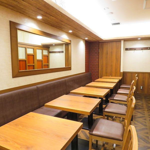 Since it is a sofa and table seat, it can accommodate from a small number of people to a large number of people.Please feel free to contact us for banquets with large groups and charters.There is a semi-private room that can accommodate 13 to 16 people.Customers who book banquets can prepare partitions.