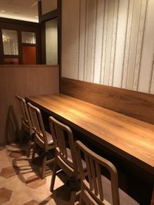 Spacious counter seats that can be used by one person with peace of mind