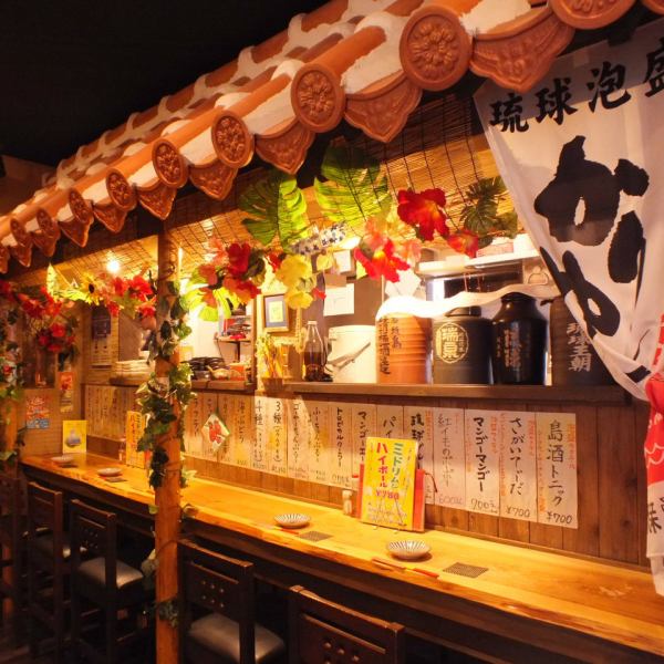 【Table and Counter Seats】 In addition to the cabin, we have table seats and counter seats, so we are happy to listen to Okinawan folk songs in various scenes at a company banquet, drinking alone and drinking at the company. Bright and healthy staff will hospitality ♪ ♪