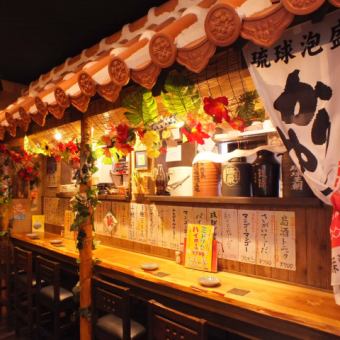 A counter that brings out the atmosphere of Okinawa