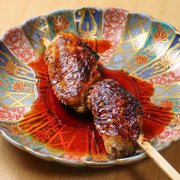 きれいに焼き目のついた皮とこだわりのタレの風味が食欲をそそる「手羽先の串焼き」(コースのみのご提供)