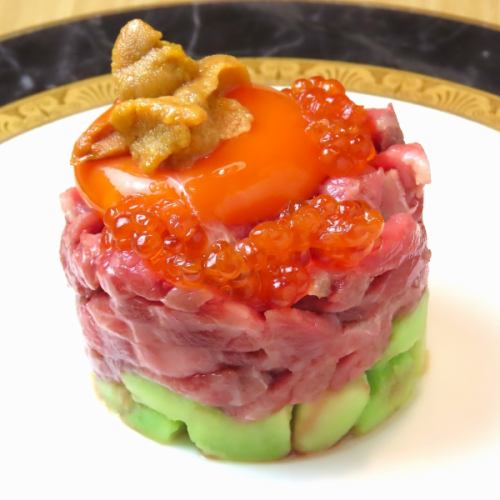 [A feast for the eyes] A dish that is artistically decorated with luxurious ingredients