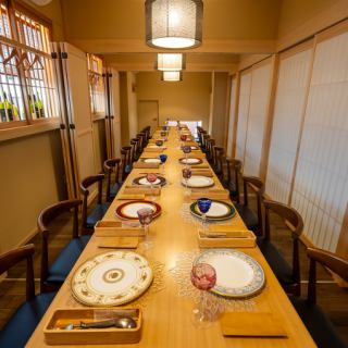 完全個室のテーブル席は最大22名様までご利用可能！会社宴会やご友人同士の飲み会などのご宴席に最適なお席です。ゆったりとしたお時間をお過ごしください。少人数～大人数でのご予約はお早めに！ご予算に応じておつくりしておりますので、お気軽にご相談下さい。お待ちしております。