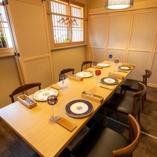 完全個室の和割烹をイメージした店内は、大人の隠れ家のような雰囲気を演出。大切な人とのデートや、ご接待などにもおすすめです。大切な方とのお食事に最適な空間となっております。完全プライベートな飲み会も大歓迎！各種ご宴会やご家族でのお集まりにもオススメです。