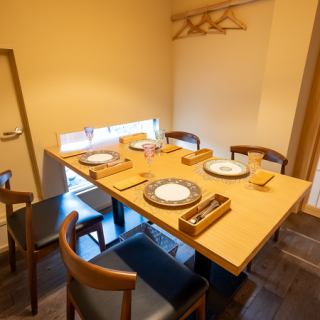 少人数向け完全個室をご用意。2～4名まで、顔合わせや接待、食事会にオススメのお席をご用意。くつろげるテーブル個室でより快適なお時間を過ごせます