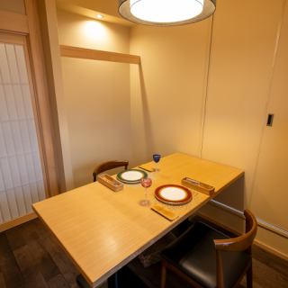 少人数向け完全個室をご用意。2名～誕生日・記念日などにオススメのお席をご用意。くつろげるテーブル個室でより快適なお時間を過ごせます