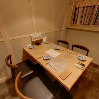 周囲を気にせずゆったりとお過ごしいただける、完全個室をご用意しております。結納や顔合わせ、大切なご商談などのビジネスシーンから、大人数でのご宴会まで幅広く対応可能です。上質で落ち着いたプライベート空間で、快適なお時間をお過ごしいただけます。