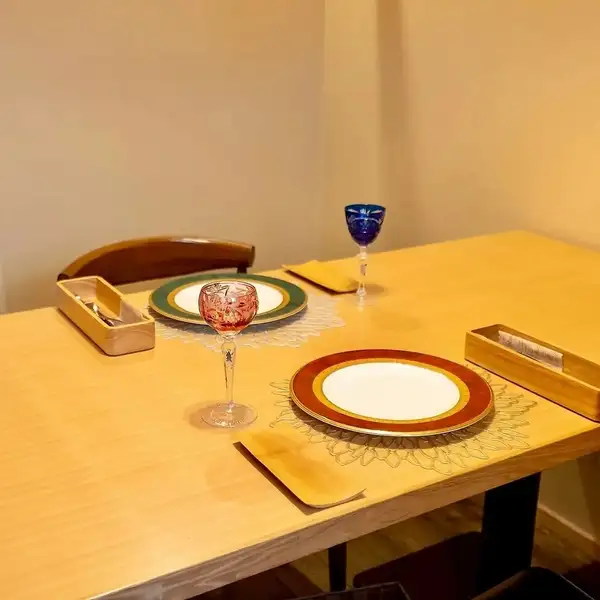 The interior, designed to resemble a traditional Japanese kappo restaurant with completely private rooms, creates an atmosphere like a hidden retreat for adults.It's perfect for dates with loved ones or for entertaining clients.This space is perfect for dining with someone special.We welcome completely private get-togethers! We also recommend us for various banquets and family gatherings.