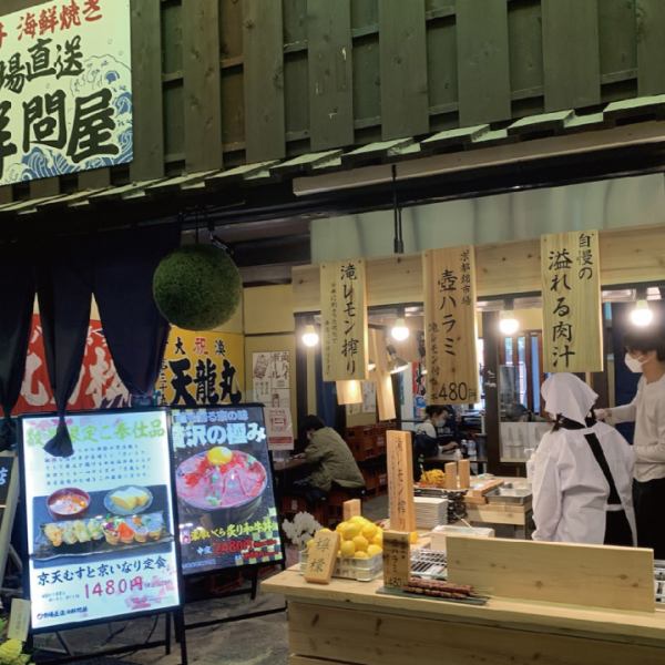 間口が広く奥行きもある明るい店内は、なんと80席もあります。ごゆっくりお過ごしくださいませ。