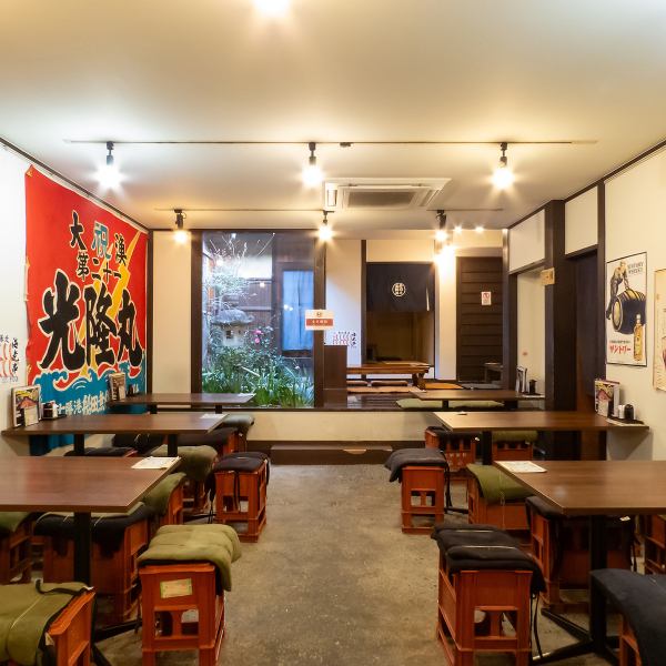 ゆったりと過ごしていただける漁港をイメージした店内。