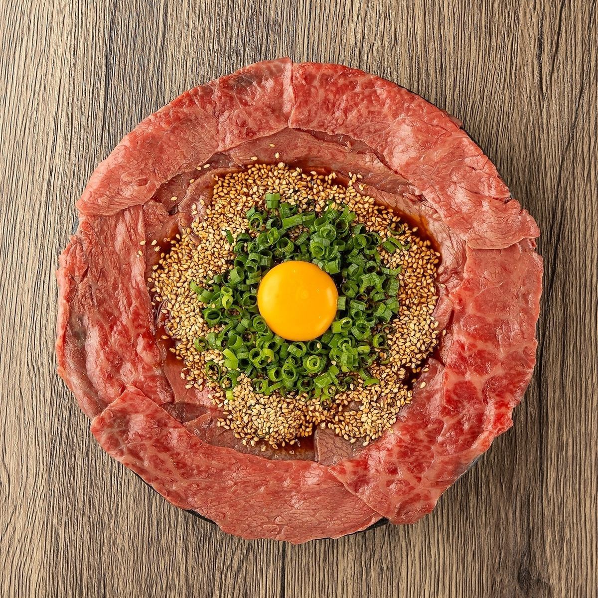看板メニュー!!黒毛和牛を贅沢にプレートに敷き詰めた和牛ユッケ