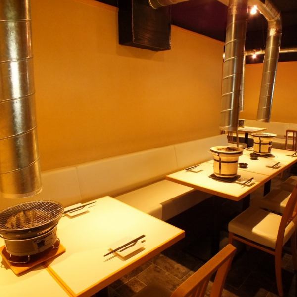 【落ち着いた雰囲気の店内は、家族連れや宴会等、様々なシーンに！】すべてのメニューにクレジットカードOKに、テーブルごとに空調ダストが設置されているため、においを気にせずお食事を楽しめます♪七輪で焼くスタイルは、お子様から大人まで幅広い年齢層に喜ばれリラックスしながらお過ごしいただける環境が整っています