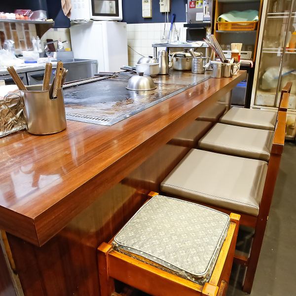 【至福のひとときを過ごせます♪】カウンター席は、カジュアルな雰囲気でくつろげる空間♪仕事帰りにふらっと立ち寄るのにぴったりで、おひとり様でも気軽にお楽しみいただけます◎目の前で調理される美味しい料理を眺めながら、ゆったりとした時間を過ごせ、デートやご友人とのお食事やちょい飲みやサク飲みに最適です!