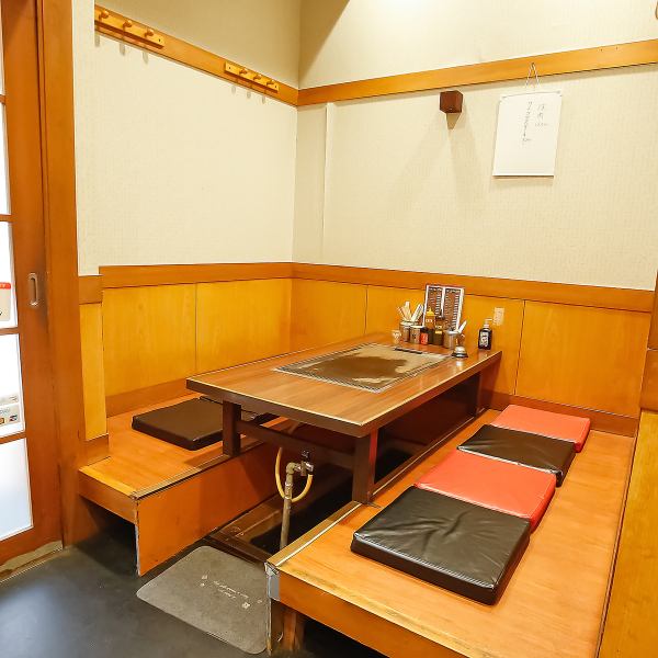 【宴会シーンも当店にお任せください♪】最大6名掛けの掘り炬燵席は、宴会やお祝い事、家族での集まりにぴったり♪落ち着いた雰囲気の中で、ゆったりとした時間をお過ごしいただけます。掘り炬燵の心地よさが、会話をより一層弾ませること間違いなし♪大切な人たちと共に思い出に残る素敵な時間をお楽しみください♪