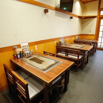 当店は4名掛けのテーブルが3つございます。普段使いにぴったりの落ち着いた雰囲気のお席になっております♪