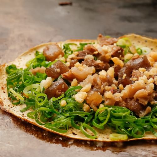 【旨味が詰まった長田名物ぼっかけ使用♪】濃厚な黄身と絡み合う”ぼっかけ月見ネギ焼き” 900円(税込)