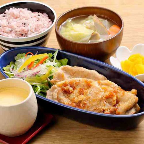 Sauteed pork with ginger, served with vegetable miso soup