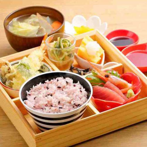 Approximately 20 types of set menus! You won't get bored even if you eat every day ♪