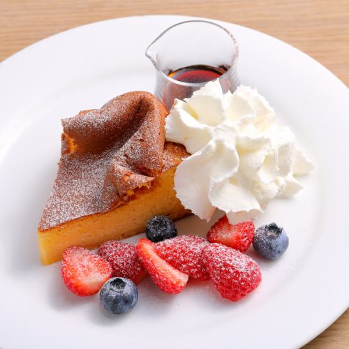 Strawberry and caramel soft-boiled castella cake