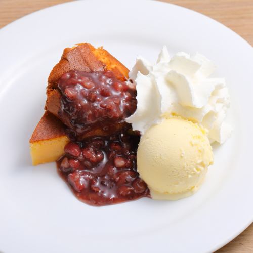 Half-boiled fresh castella cake with red beans and cream