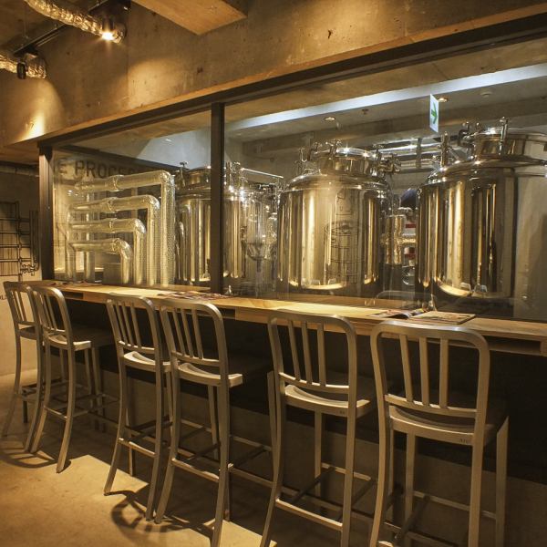 浜松町のブルワリー！店内にはタンクが立ち並び圧巻の醸造所が併設。常時オリジナルクラフトビールを醸造しており、開栓時期や、熟成状態により味わいが異なる"生きたビール"を楽しめます。自慢のケイジャンやステーキにもよく合うビールです。他にも地ビール等ビール好きにはたまらないラインナップを取り揃えています！