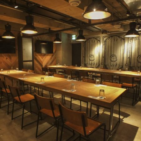 人数に合わせてお席を自由にレイアウトできます。50名様から10名様個室。立食なら60前後の人数様も。テレビモニターやマイク、音響もございますので、各種パーティーにご利用いただけます。