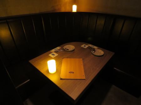 卓上の照明がやわらかく照らす、落ち着いた半個室。ソファーでゆったり寛げる空間はデートやお友達とのお食事に最適◎ プライベートな時間をさらに充実させてくれます。