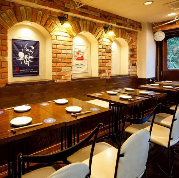 4名掛けのテーブル席は、女子会や会食に使いやすいゆとりある配置。少人数宴会にも対応でき、貸切時は店内全体に一体感が生まれます。会話と料理、お酒をゆっくり楽しめる、程よい距離感が心地よい空間です。