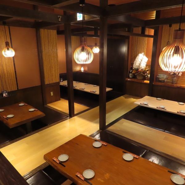 【2名～最大48名様迄OK！個室完備】団体様でのご利用も大歓迎！広々とご利用頂ける店内で、宴会や飲み会をお楽しみ頂けます。飲み放題付きコースも各種ご用意しております。詳細はコースページをご参照ください。