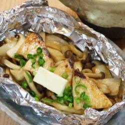 아야 버섯과 제철 생선 버터 호일 구이