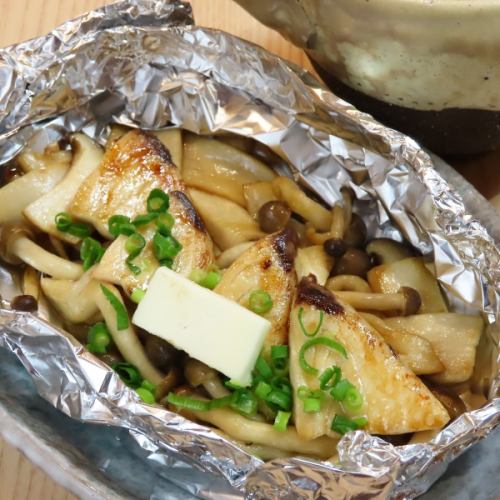 綾キノコと旬魚のバターホイル焼き