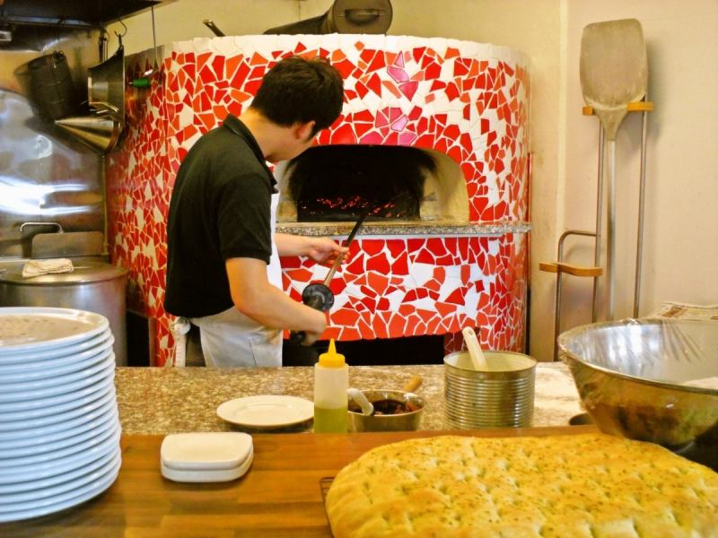我们在橙色瓷砖的意大利燃木窑中烘烤比萨饼。这里出炉的披萨只用盐调味，不使用化学调味料。请享受材料的美味。我们还提供使用时令食材制作的比萨饼。请选择你最喜欢的披萨★
