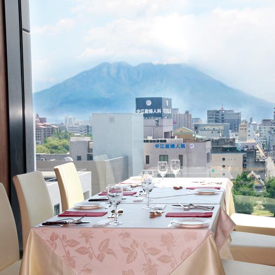We have a completely private room that can accommodate up to 4 people.It is a room with a feeling of liberation with a magnificent view in front of Sakurajima.Recommended for banquets, entertainment, face-to-face meetings, etc. Since the number is limited, we give priority to customers who order a course of 3500 yen or more for lunch time and 6500 yen or more for dinner.*Reservation required until the day before.