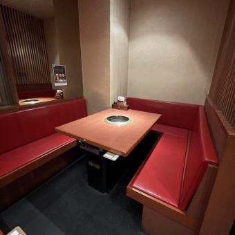 [105] We have seats where you can relax without worrying about the eyes around you.These seats are popular with couples because they have a little bit of a cozy feeling.