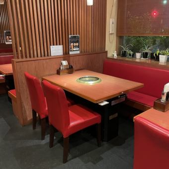 [104] The table seats by the window are seats with a sense of openness where you can enjoy your meal while looking at the outside.If you move the chair, you can grill and eat meat even in a wheelchair.