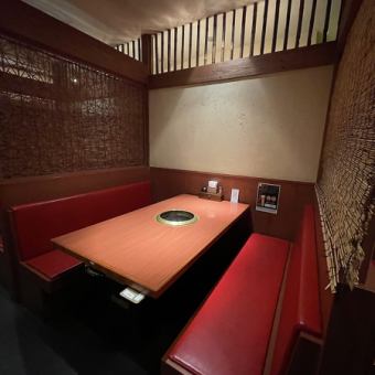 [110] It is a slightly wider table seat.You can't call it a private room, but once you sit down, you won't be bothered by other customers' eyes, and it's a popular seat where you can relax.