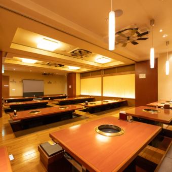 [Second floor seats] Projectors and microphones are also available for free rental.The space can accommodate up to 100 people and is easy to use.
