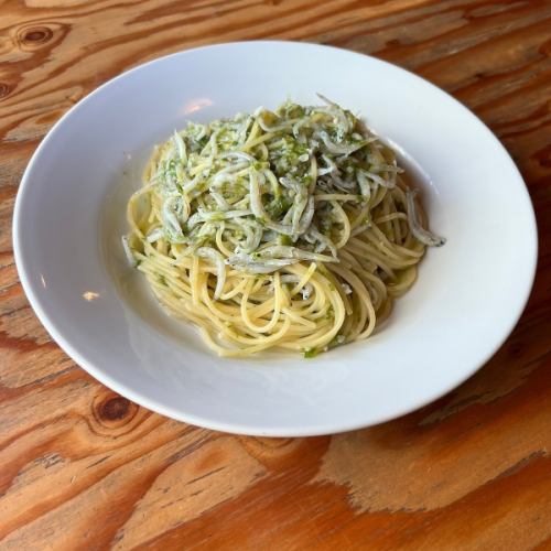 Aosato and whitebait peperoncino (spaghetti)