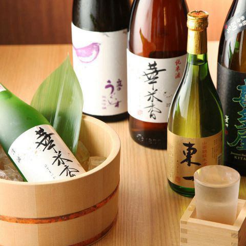 各種飲料，例如純米清酒“ Hanayomi”和李子酒◎