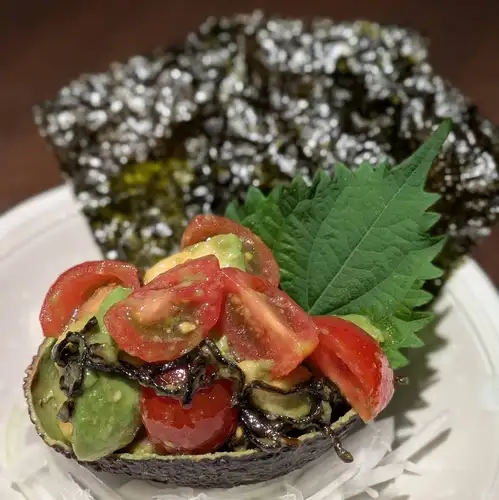 Delicious when wrapped! Korean-style avocado, tomato, and salted kelp salad